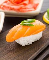 nigiri-sushi med lax foto