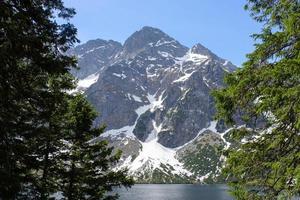 morskie oko sjööga havet vid tatra nationalpark nära zakopane stad i Polen foto