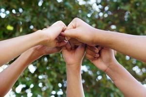 high five team arbetar som ett team tillsammans, luft händer välsignar makten tag laget. multietniska grupper förenas i volontärgemenskapen. samarbete företag team framgång koncept. foto