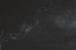 rökelse och rök på svart bakgrund foto