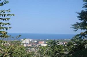 28.08.2021 dagestan. staden derbent i fjärran, det blå havet och himlen. foto