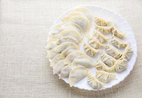 japanska friterade dumplings, de halvmånformade dumplings som serveras på asiatiska restauranger som förrätt eller tillbehör, fläsk- och grönsaksfyllning. foto