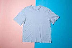 blå t-shirt mockup på färgglad bakgrund. platt låg tee mall foto