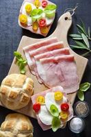 smörgås med skinka, körsbärstomater, gröna och svarta oliver, basi foto