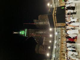 makkah, Saudiarabien, april 2021 - under månaden ramadan utför pilgrimer från hela världen tawaf runt kaba i moskén al-haram i makkah. foto