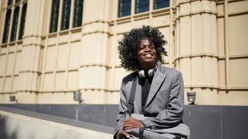 porträtt av ung afrikansk amerikansk hipster man poserar utomhus. foto
