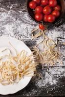 rå hemlagad pasta med tomater