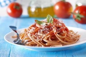 spaghetti med tomatsås foto