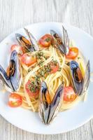 spaghetti med musslor och körsbärstomater foto