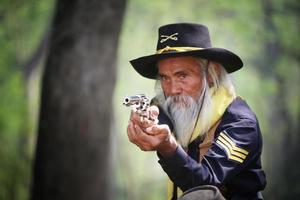 siluett cowboy på hästryggen mot en vacker solnedgång, cowboy och häst vid första ljuset, berg, flod och livsstil med naturligt ljus bakgrund foto