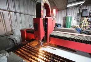 automatisk plasmalaserskärmaskin som arbetar i metallfabrik.. foto