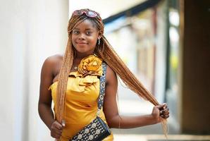 porträtt av unga svart hud flickor med afro frisyr utomhus poserar. foto