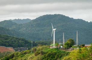 vindkraftverket arbetar, blå himmel, energikraftskoncept foto