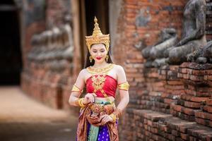 Asien kvinna som bär traditionell thailändsk klänning, kostymen av den nationella klänningen i det antika Thailand. foto