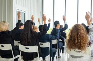 talare håller presentation i salen. publik eller konferenssal. bakifrån av okända deltagare i publiken. vetenskaplig konferens evenemang, utbildning foto