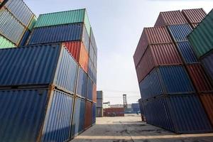 containerlasthamn varvslagringshantering av logistisk transportindustri. rad av staplande behållare av frakt import export distribution lager. sjöfart logistik transport industri foto