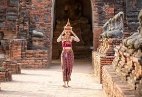 Asien kvinna som bär traditionell thailändsk klänning, kostymen av den nationella klänningen i det antika Thailand. foto