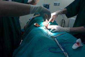 mittdelen av operationsteamet opererar medicinskt team som utför kirurgisk operation i modern operationssal eller grupp kirurger i operationssalen med operationsutrustning. foto