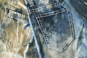 ovanifrån högen av blå jeans textur, denim bakgrund. foto