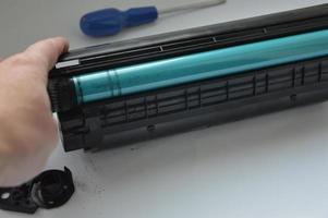 laddar laserskrivarkassetten med tonerpulver foto