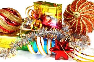 presenter med dekorationer för nyår och jul foto