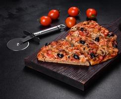 hemlagad grönsakspizza med tillsats av tomater, oliver och örter foto