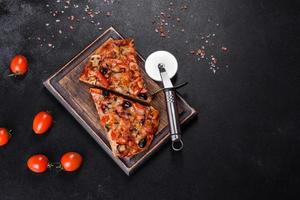 hemlagad grönsakspizza med tillsats av tomater, oliver och örter foto