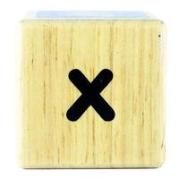 x textbokstäver skrivna på träkuber foto