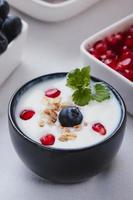 yoghurt med spannmål, blåbär och granatäpple foto