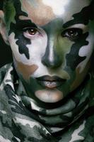 vacker ung modekvinna med militär stilkläder och ansikte