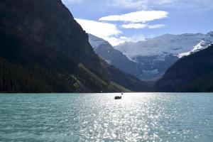 kanotpaddling på lake louise foto