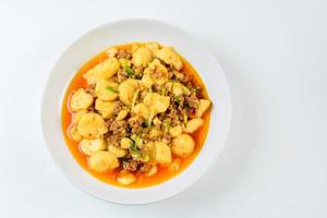 mapo tofu, populär kinesisk maträtt. det klassiska receptet består av sidentofu, malet fläsk eller nötkött och sichuanpepparkorn för att nämna några huvudingredienser. foto