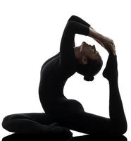 eka pada rajakapotasana en benkungduva utgör yoga kvinna