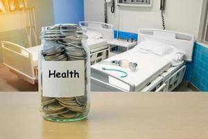pengar att spara för hälsokostnader i glasflaskan foto