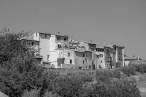 gråskalebild o av en gammal by i Italien foto