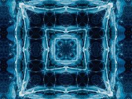 reflektion av djupblått hav i kalejdoskopmönster. mörkblå abstrakt bakgrund. gratis foto. foto
