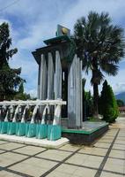 detta pristorn byggdes på pandeglangs torg, 1997 fick denna stad det renaste lilla stadspriset i jakarta - indonesien 5 juni 1997 foto