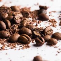 kaffebönor och partiklar av svart choklad foto