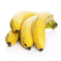 naturliga bananer på vitt foto