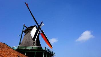 antika väderkvarnar och blå himmel i holland, nederland, europa foto