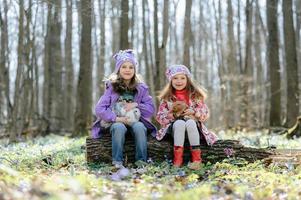 små flickor i skogen foto
