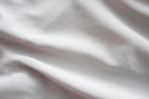 närbild av vit texturerad fotbollströja foto