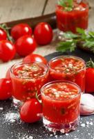 tomatsaft med grönsaker och färsk tomat foto