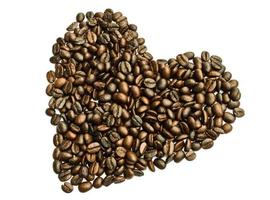 kaffebönor hjärta på vit bakgrund foto