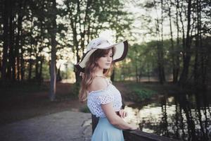 kvinna i hatt i en vårpark foto
