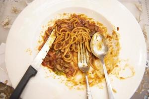 matavfallstallrik med spagetti - tallrik efter att ha ätit mat, smutsig disk foto