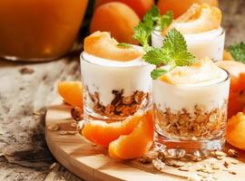 hemlagad granola med yoghurt och aprikos