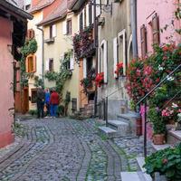 eguisheim, haut-rhin alsace, Frankrike, 2015. turister utforskar foto