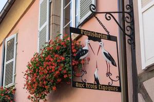 eguisheim, haut-rhin alsace, Frankrike, 2015. tecken på de tre storkarna i eguisheim foto