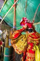 asien thailand - 28 augusti 2019 kinesisk operaskådespelerska. artister utgör backstage. asiatisk traditionell kulturkonst. foto